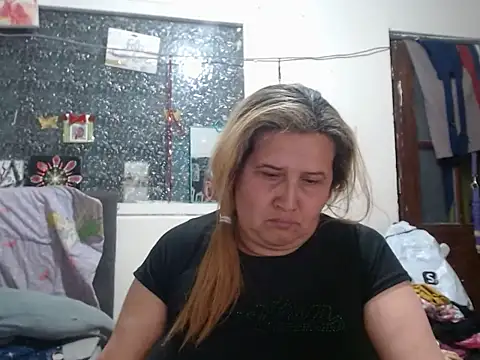 Perla1981-- live XXX chat