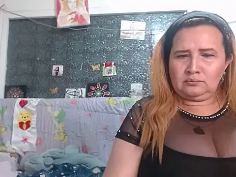 Perla1981-- live XXX chat