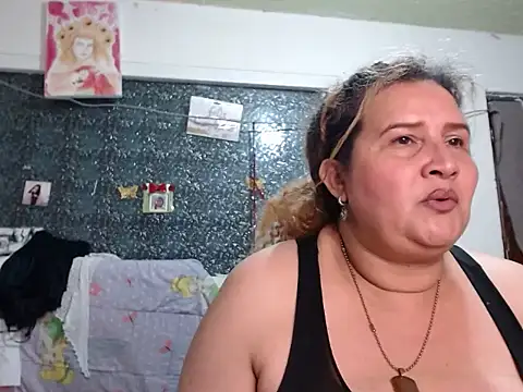 Perla1981--'s Live XXX Chat