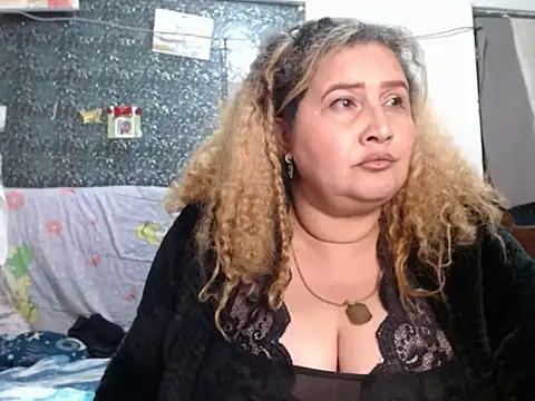 Perla1981-- Live XXX-Chat