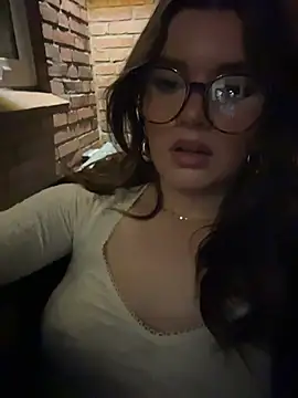 Show modela HotYasmin- na web-kameri