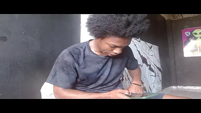 Larry-n-clouds Show in webcam