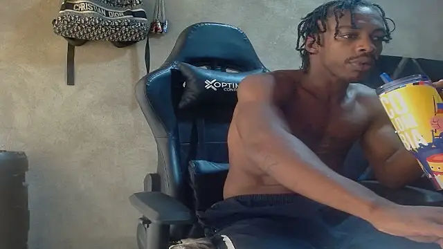 Larry-n-clouds Show in webcam