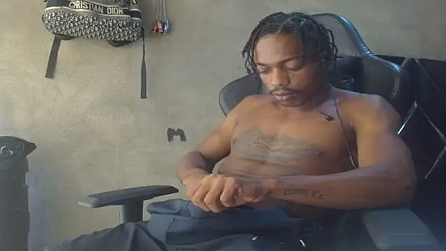 Larry-n-clouds Show in webcam