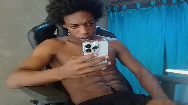 Larry-n-clouds Show in webcam
