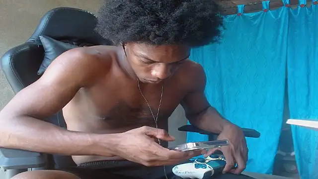 Larry-n-clouds Show in webcam