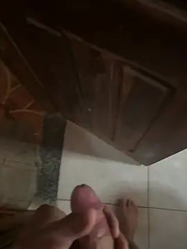 Roinuj098's Webcam Show