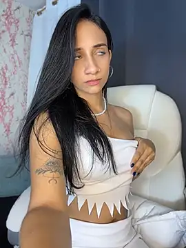غرفة دردشة UrNewFantasy المباشرة