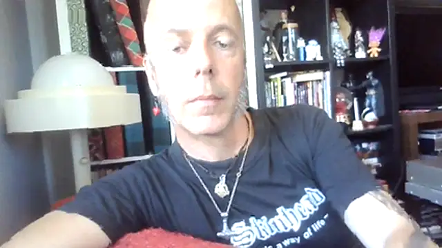 Show modela SHARPSkinhead na web-kameri
