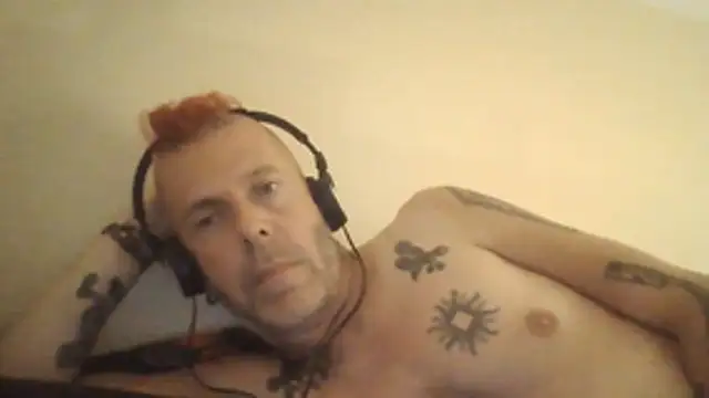 הופעת וובקאם של SHARPSkinhead