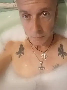 SHARPSkinhead webkamerás műsora