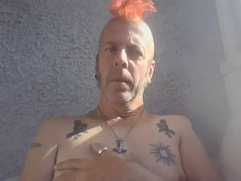 Show modela SHARPSkinhead na web-kameri
