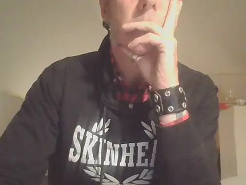 SHARPSkinhead: διαδικτυακό σόου στην κάμερα