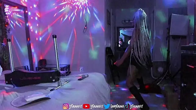 Show modela Yiauna na web-kameri