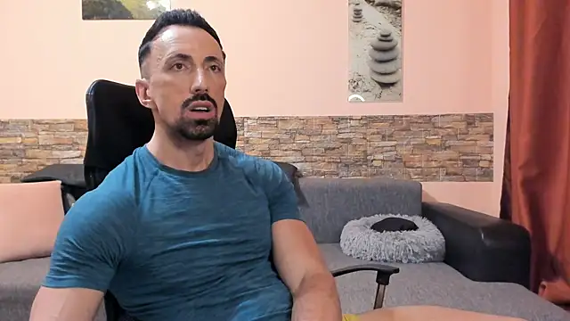 HotHunkTrainer Show in webcam