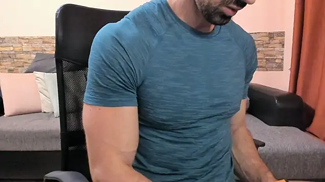 HotHunkTrainer: διαδικτυακό σόου στην κάμερα
