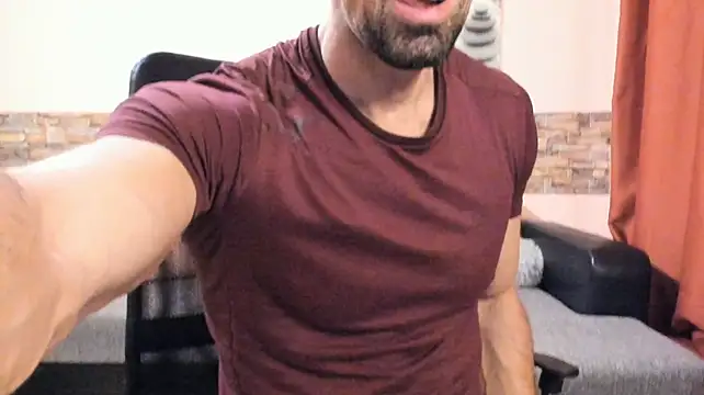 HotHunkTrainer: διαδικτυακό σόου στην κάμερα