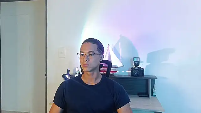 Show modela alejo_x3 na web-kameri
