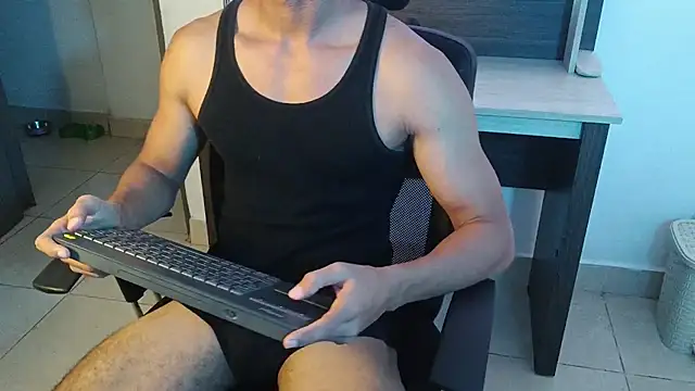 alejo_x3: διαδικτυακό σόου στην κάμερα