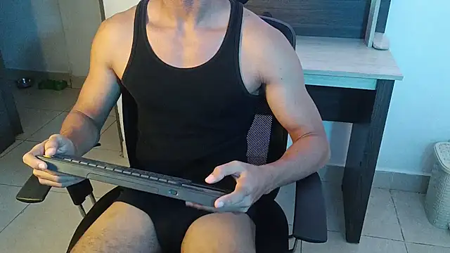 alejo_x3: διαδικτυακό σόου στην κάμερα