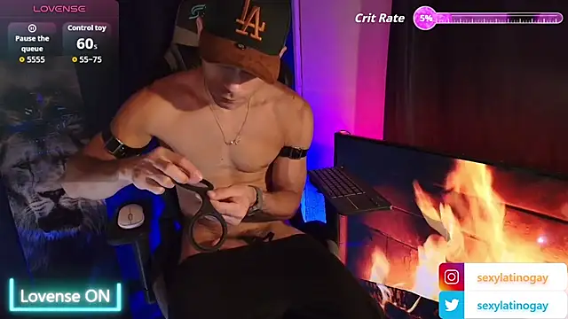 sexylatin0gay: διαδικτυακό σόου στην κάμερα