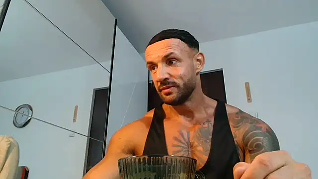 Magnificmuscles89: διαδικτυακό σόου στην κάμερα