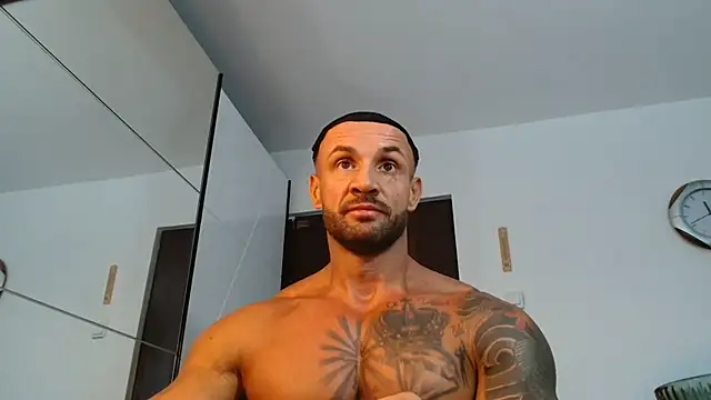 Magnificmuscles89: διαδικτυακό σόου στην κάμερα