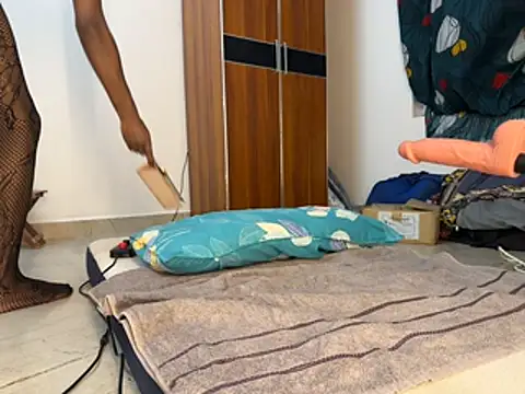 Pokazy przed kamerką – ChocolateBoy-Pussy