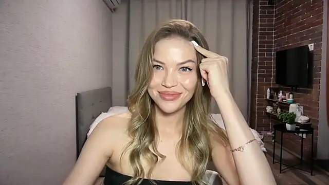 EmmyMills Adlı Modelin Canlı XXX Sohbeti