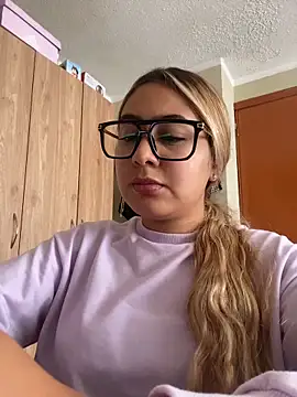 צ'אט XXX בשידור חי של Miabonnett_