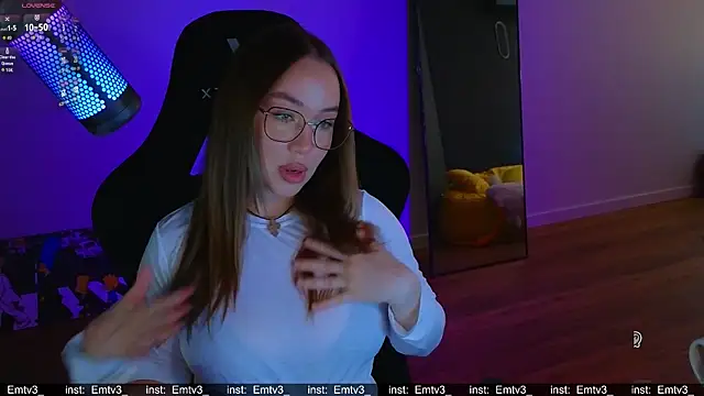Emili1-'s Live XXX Chat