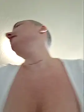 Emily33333's Live XXX Chat