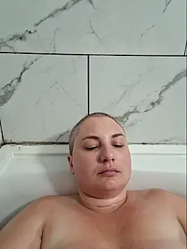 Emily33333 Adlı Modelin Canlı Sohbet Odası