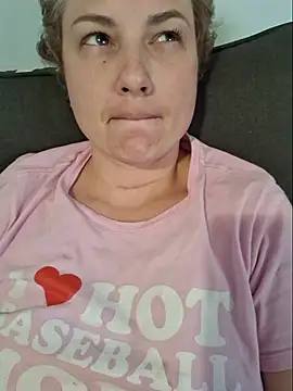 MrsRobinsonnn: διαδικτυακό σόου στην κάμερα