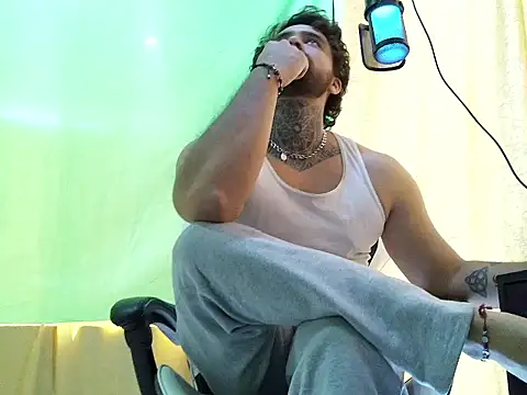 aronmiller404 Show Webcam