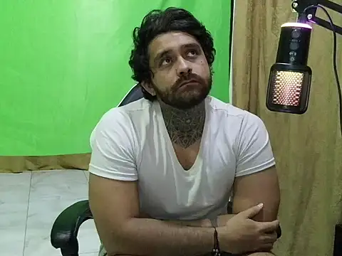 aronmiller404 webcam show
