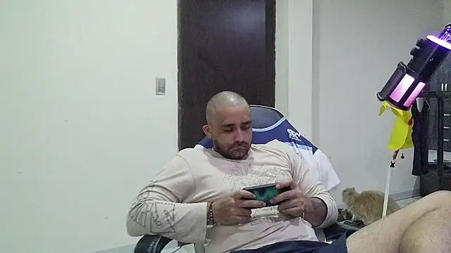 aronmiller404 webcam show