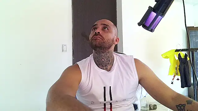 Chat +18 de aronmiller404 ao vivo