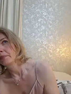 stellahere8 XXX чат на живо