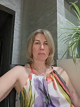 stellahere8 Adlı Modelin Canlı XXX Sohbeti