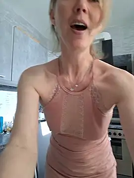 stellahere8 Adlı Modelin Canlı XXX Sohbeti