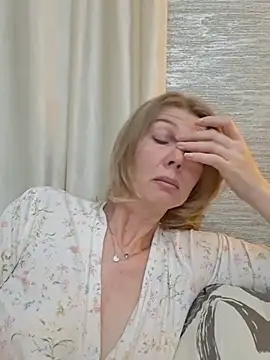 stellahere8 XXX чат на живо