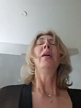 Chatroom XXX en direct de stellahere8
