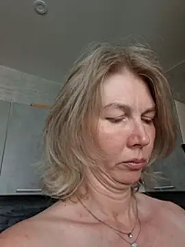 stellahere8 XXX чат на живо