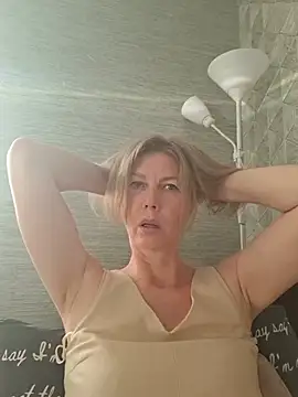 stellahere8 XXX чат на живо