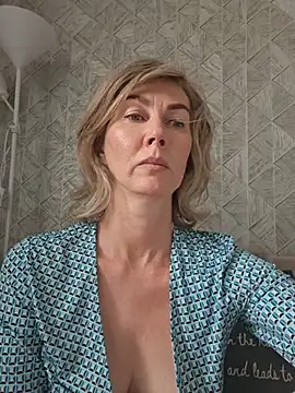 stellahere8 XXX чат на живо
