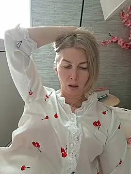 stellahere8 XXX чат на живо