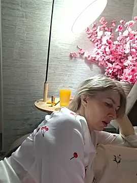 stellahere8 XXX чат на живо