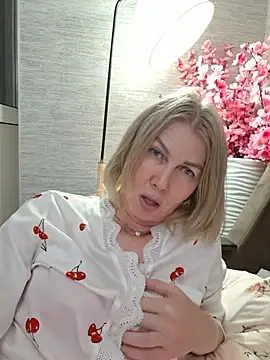 stellahere8 Adlı Modelin Canlı XXX Sohbeti