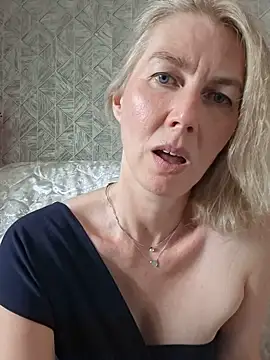 stellahere8 Adlı Modelin Canlı XXX Sohbeti